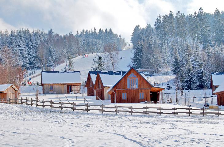 Bergdorf Liebesgrün im Winter Außenansicht Bergdorf im Schnee mit Schmallenberger Höhenlift im Hintergrund