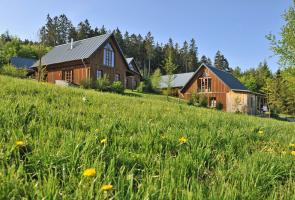 Unsere Berghütten inmitten der Natur Hütten im Bergdorf LiebesGrün