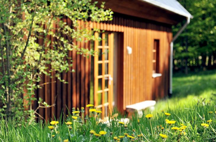 Natürliche heimische Materialien kamen beim Hüttenbau im Bergdorf Liebesgrün zum Einsatz. Außenansicht Berghütte im Bergdorf Liebesgrün