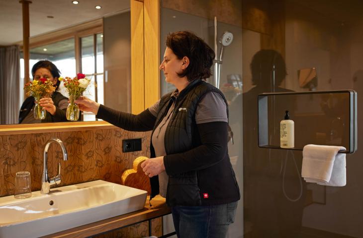 Mitarbeiterin im Housekeeping im Bergdorf LiebesGrün