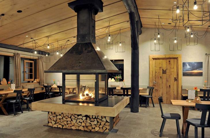 Tische im Restaurant mit Kamin in Handweiser Hütte in Schmallenberg