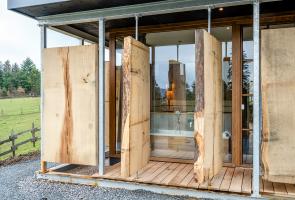 Natur-Wellnessbereich im Bergchalet mit drehbaren Eichenportalen