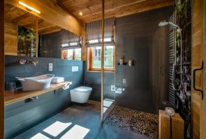 Bad in der Berghütte mit Bachkieseldusche