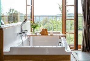 Blick aus der Badewanne ins Grüne