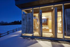 Naturwellnessbereich im Bergchalet Architektur mit Blick in Wellnessbereich