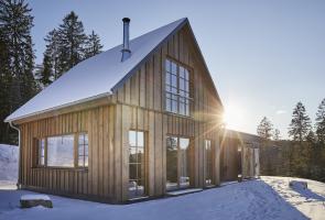 Unsere Bergchalets im Winter Hüttenansicht mit Schnee im Hintergrund Schmallenberger Höhenlift