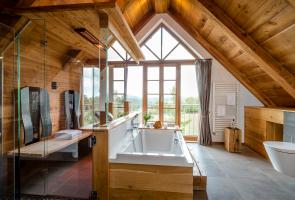 Bad mit Badewanne Physiotherm-Infrarotkabine und Blick ins Grüne Bad mit Badewanne Physiotherm-Infrarotkabine und Blick ins Grüne