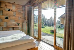 Schlafzimmer im Souterrain unseres Nests Schlafzimmer mit Blick in die Natur im Sauerland