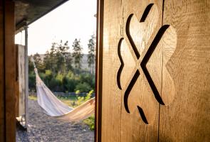 Bergchalet Eingangstür mit Hängematte Bergchalet Eingangstür mit Hängematte in Schmalenberg