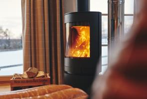 Flackernder Kamin mit Blick in den Schnee