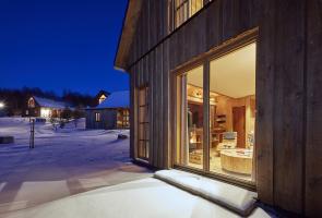 Schneebedeckter Boden auf Terrasse im Bergchalet