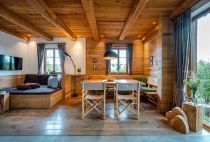 Berghütte Tisch Eckbank und Liegebereich Wohnraum