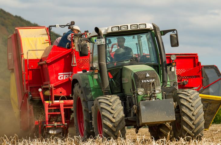 Hof Ax - Kartoffelernte mit der Maschine