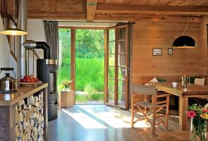 Wohnbereich in der Berghütte mit Terrasse.