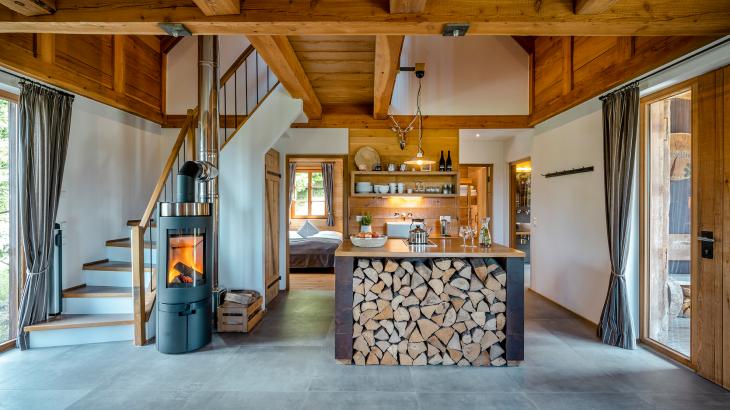 Küchenzeile im Hintergrund mit Schlafzimmer und Blick in die Natur