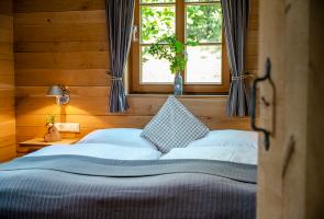 Schlafzimmer im Erdgeschoss mit Blick in die Natur