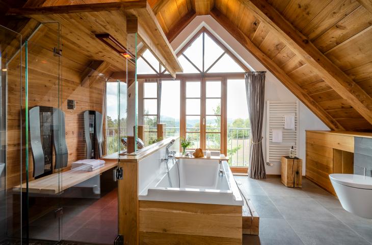 Bad mit Badewanne Physiotherm-Infrarotkabine und Blick ins Grüne