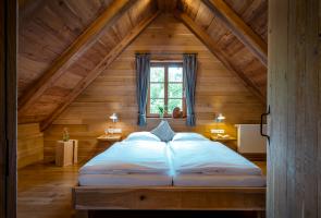 Schlafzimmer im Dachgeschoss unserer Berghütten mit Ausblick