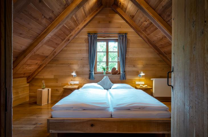 Schlafzimmer im Dachgeschoss unserer Berghütten mit Ausblick