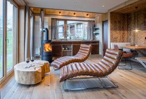 Großzügiger Wohnbereich im Bergchalet Wohnbereich und Esstisch im Bergchalet mit vielen Naturmaterialien