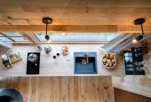 Küchenzeile im Bergchalet Küchenzeile im Bergchalet mit Blick in die Natur