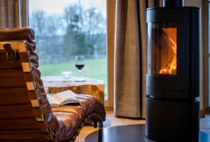 Romantischer Kaminabend in unserem Bergchalet Lederliegen im Wohnbereich mit Kamin und bodentiefen Fenstern.