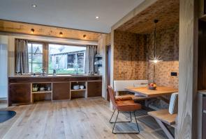 Großzügiger Wohnbereich im Bergchalet Wohnbereich und Esstisch im Bergchalet mit vielen Naturmaterialien