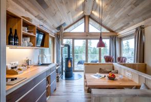 Gemütlicher Wohnbereich in unseren Nestern Einblick in Wohnbereich der Nester mit Kamin, einer Sitzecke und Sesseln