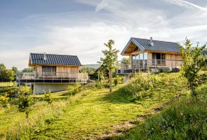 Unsere Nester im Grünen Außenansicht Nester mit Wiesen im Sauerland