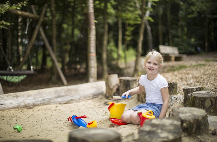 Gemeinsame Familienzeit im Bergdorf LiebesGrün Kleinkind Urlaub in der Natur