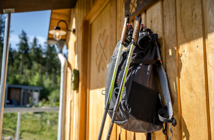 Rucksack für eine Wanderung durch das Sauerland Wanderrucksack draußen an einer Hütte