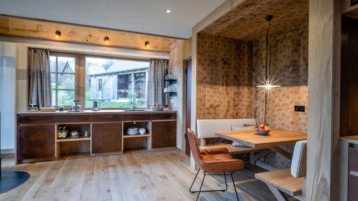 Großzügiger Wohnbereich im Bergchalet Wohnbereich und Esstisch im Bergchalet mit vielen Naturmaterialien