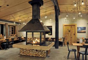 Tische im Restaurant mit Kamin in Handweiser Hütte in Schmallenberg