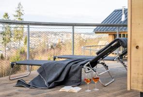 Gemütliche Liegen auf Balkon mit Blick in die Natur im Sauerland