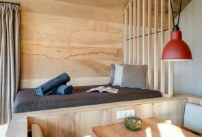 Liegefläche im Nest mit Holzwändern