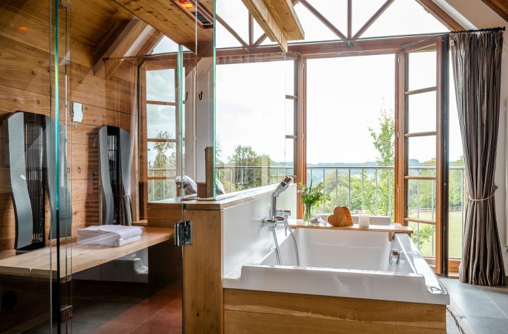 Wellnessbereich mit Badewanne und Infrarotkabine