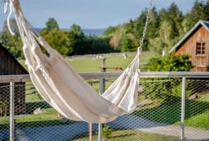 Entspannung in Hängematte im Paarurlaub