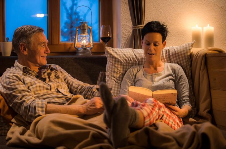 Gemeinsame Zeit zu Zweit vor dem Kamin