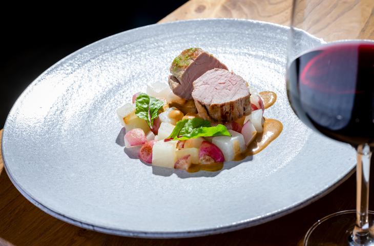 Slow Food Hauptgang Rosa gebratene Kalbshüfte auf Radieschengemüse