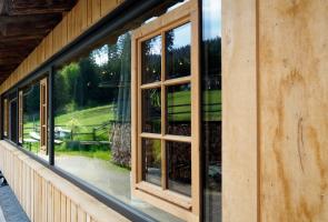 Architektur unserer Handweiser Hütte Außenansicht Architektur Handweiser Hütte mit Holz