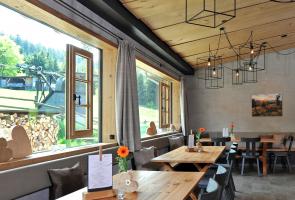 Restaurant in unserer Handweiser Hütte Tische im Restaurant Handweiser Hütte in Schmallenberg