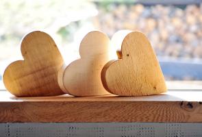 Dekoration mit Holzherzen Holzherzen regional hergestellt in Schmallenberg