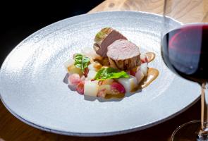 Slow Food Hauptgang Rosa gebratene Kalbshüfte auf Radieschengemüse Slow Food Hauptgang Rosa gebratene Kalbshüfte auf Radieschengemüse