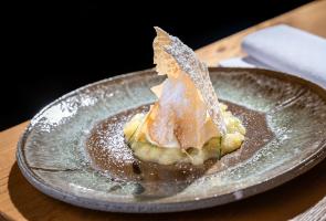 Slow Food Dessert Apfelragout mit Vanillesahnequark und Knusperblättern Slow Food Dessert Apfelragout mit Vanillesahnequark und Knusperblättern