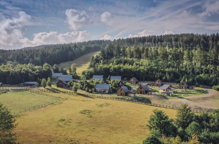 Bergdorf LiebesGrün in Schmallenberg Dorfansicht im Sommer mit Wald und Natur