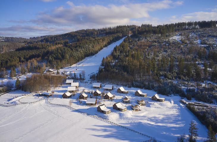 Bergdorf LiebesGrün im Winter Dorfansicht mit Schnee im Hintergrund Schmallenberger Höhenlift