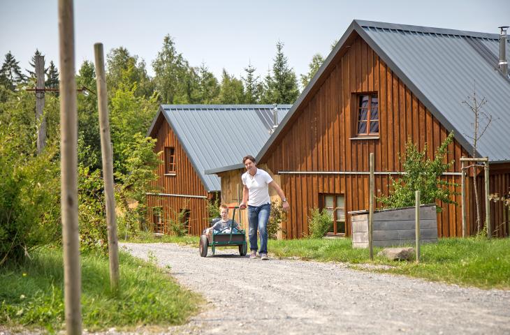 Autofreie Wege im Bergdorf Autofreie Wege zwischen den Berghütten mit Gästen beim Gepäcktransport