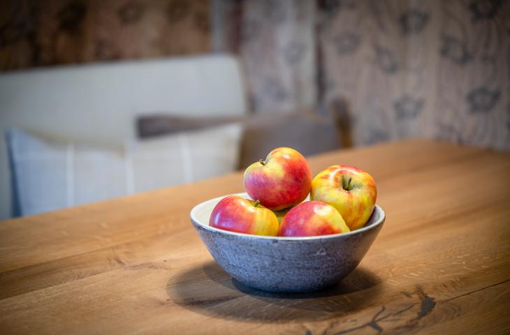 Frische Äpfel beim Frühstück Frische Äpfel serviert beim Frühstück