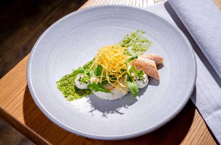 Slow Food Vorspeise Rahmtatar von der Rauchforelle mit Kartoffelstroh Slow Food Vorspeise Rahmtatar von der Rauchforelle mit Kartoffelstroh