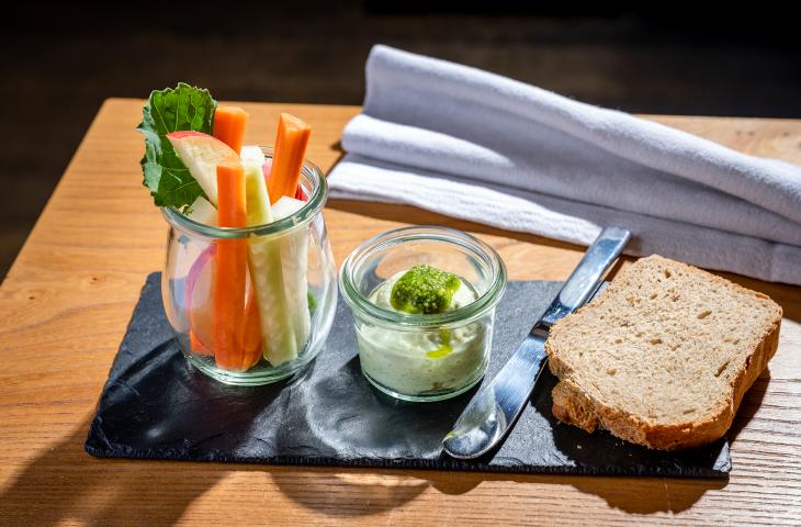 Brot mit frischen Vitaminen und einem Dip Menüvorspeise serviert am Tisch mit Brot, frischen Vitaminen und Dip